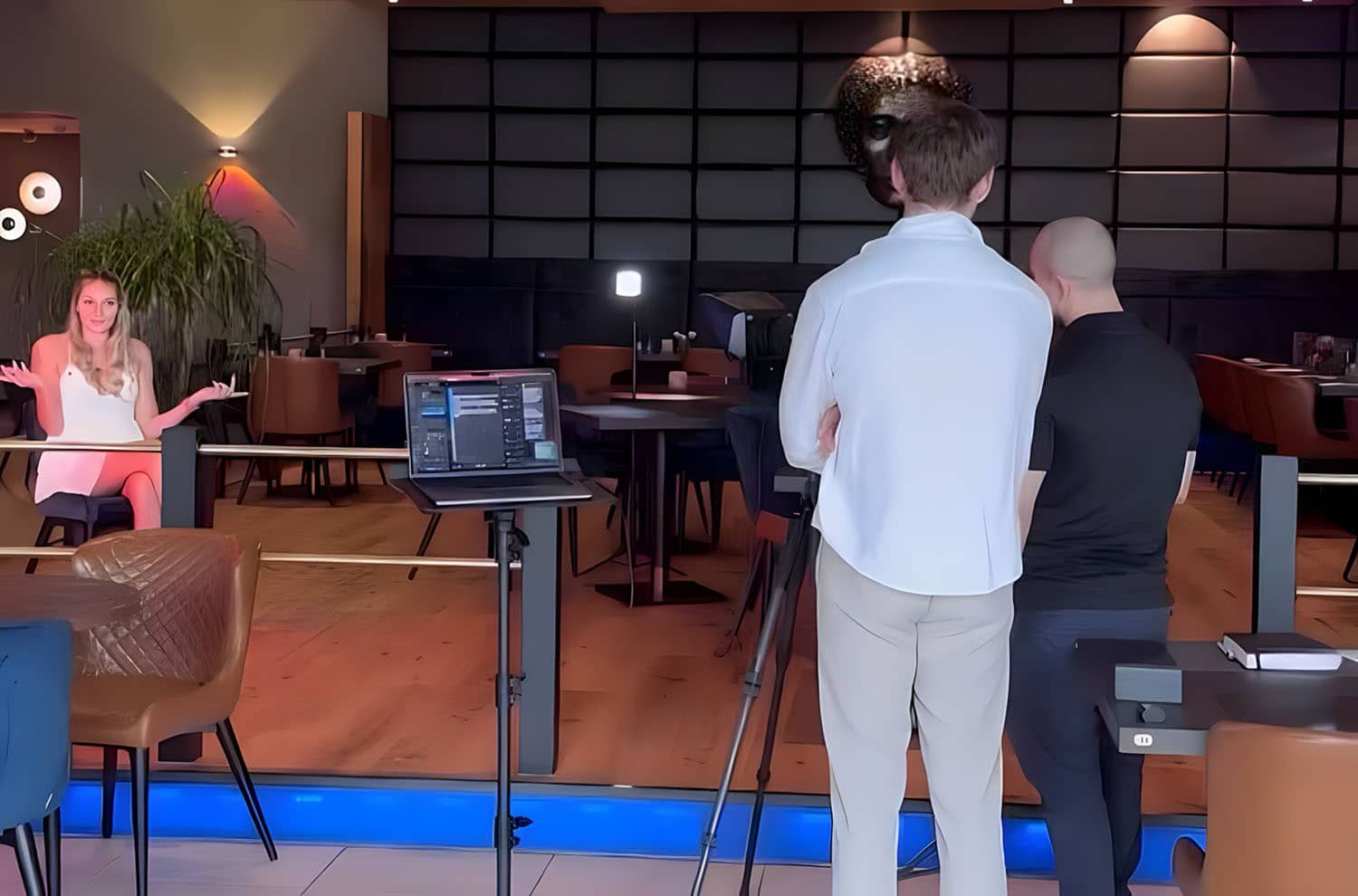 Menschen in einem Restaurant, Kameraaufstellung.