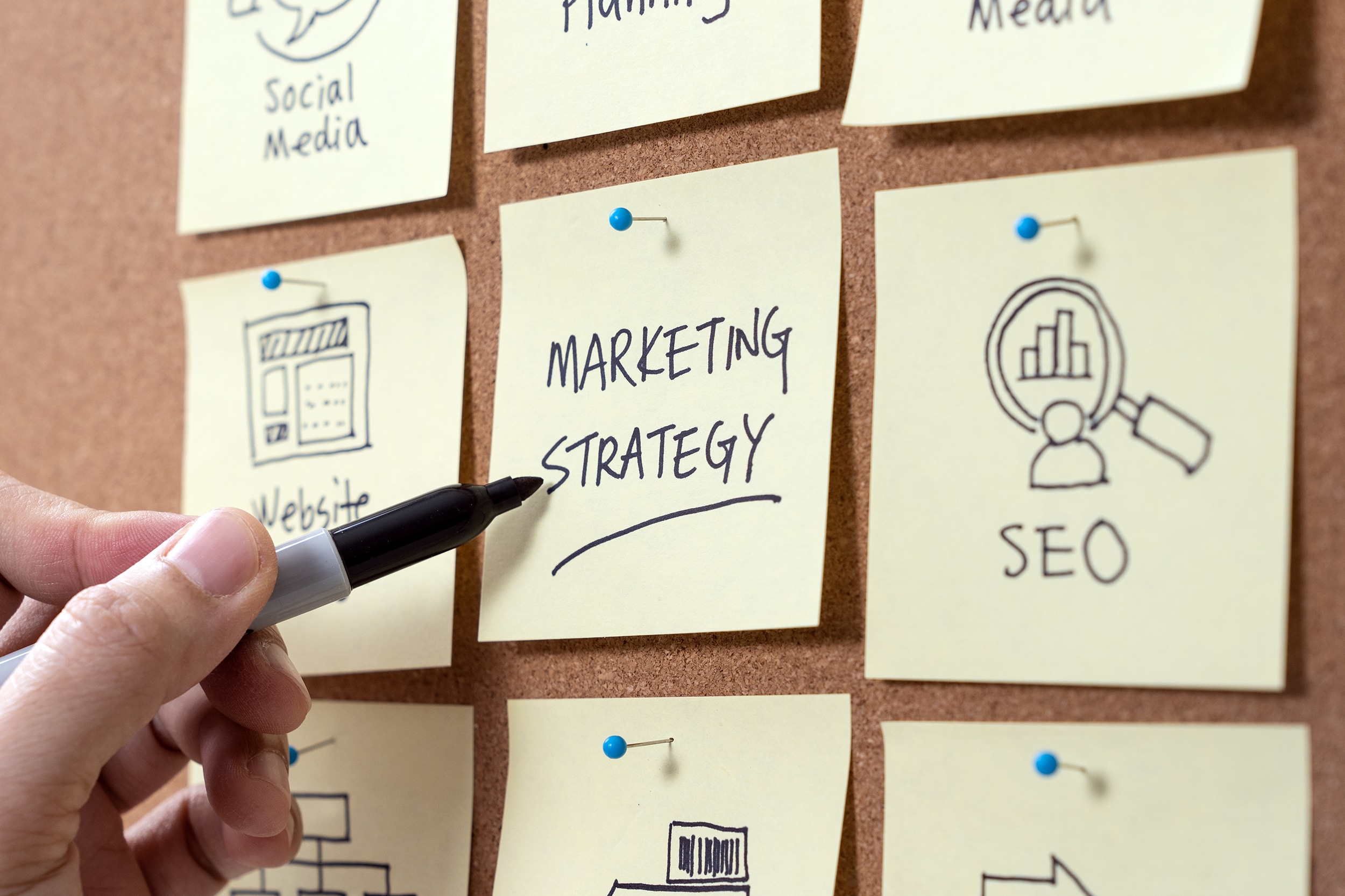 Marketingstrategie auf Haftnotizen skizziert.